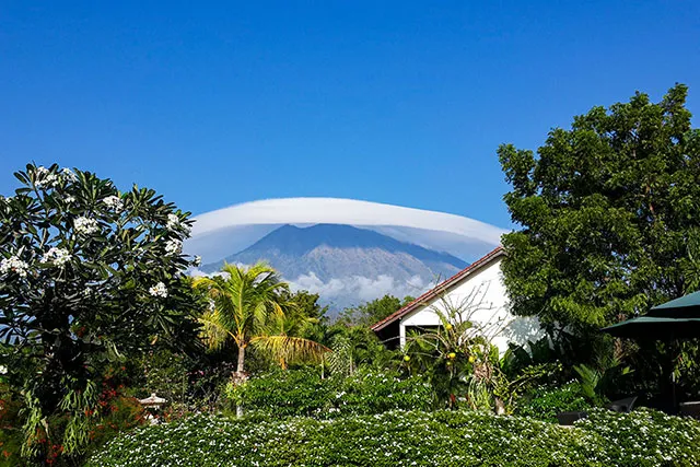Der Garten von Ocean Sun mit Mount Agung und einer Wolkenkappe im Hintergrund